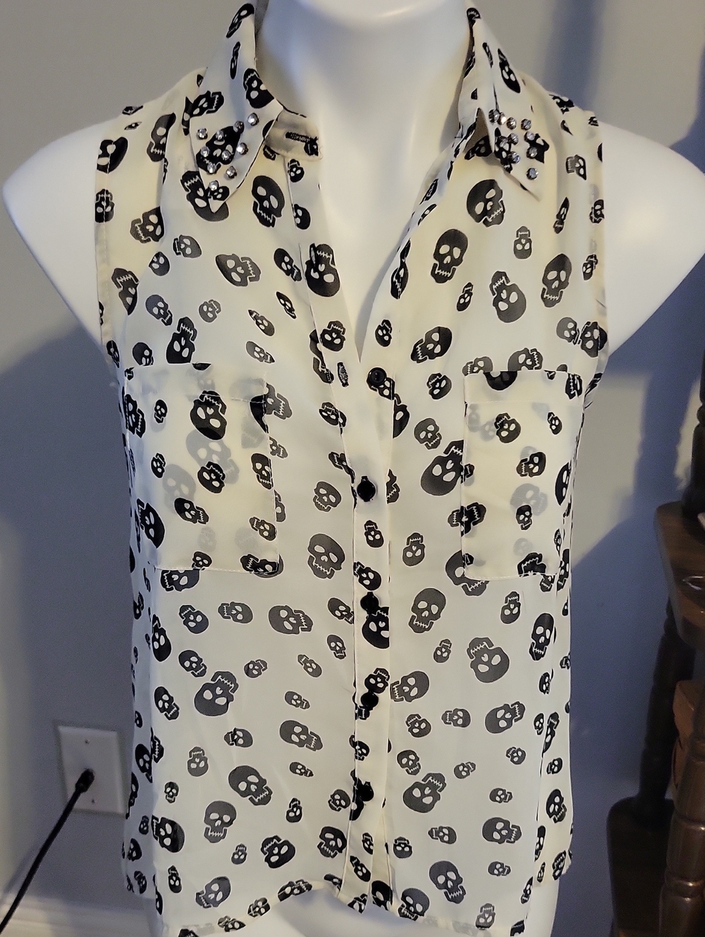 Elodie White Sleeveless Button-Down Skull Print Top...size Small